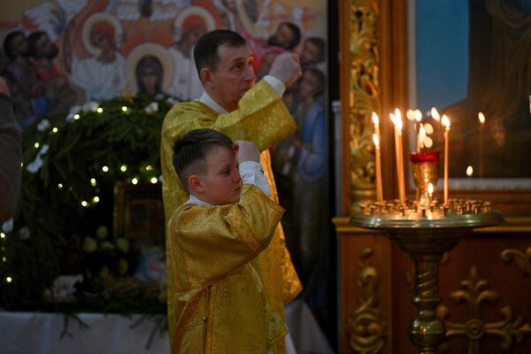 Рождественская служба в Храме Вознесения Господня в Фаниполе - Sputnik Беларусь