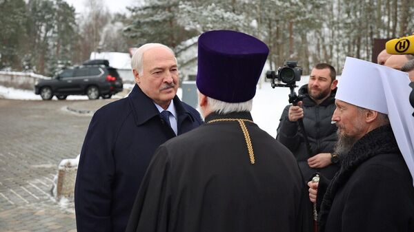 Президент Беларуси у храма на Рождество - Sputnik Беларусь
