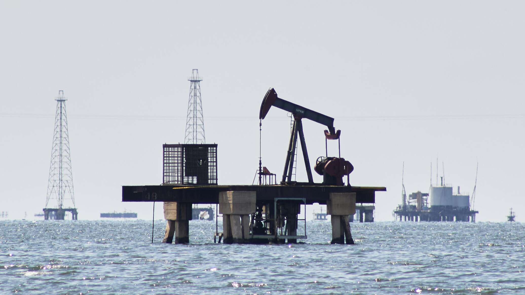 Цены на нефть падают на фоне новостей о перемирии США и Ирана Цены на нефть падают на фоне новостей о перемирии США и Ирана