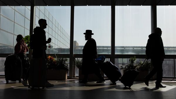 Путешественники с багажом в аэропорту Бен-Гурион  - Sputnik Беларусь