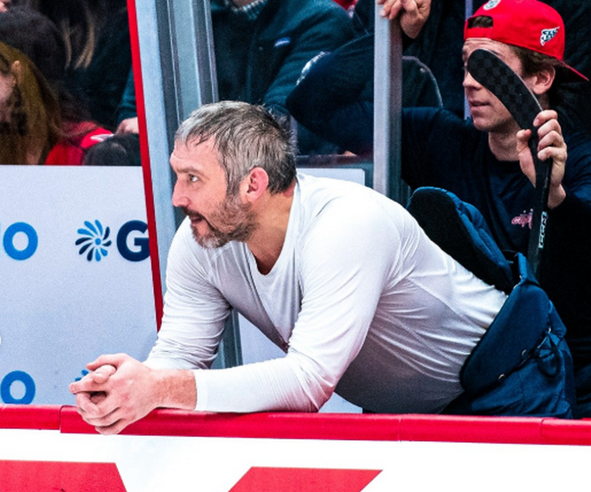 Хоккеист Александр Овечкин наблюдает за игрой сына