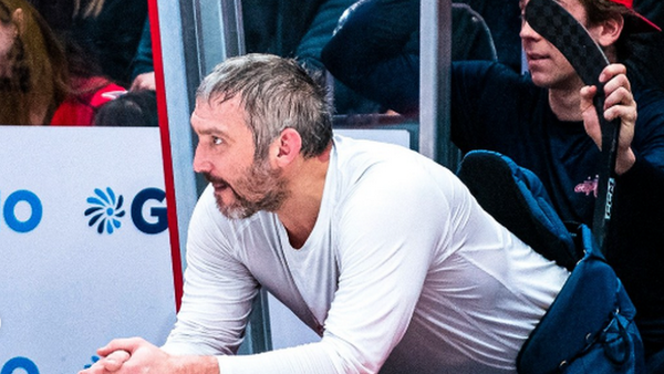 Хоккеист Александр Овечкин наблюдает за игрой сына - Sputnik Беларусь