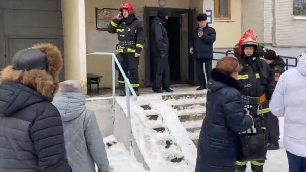 Работники МЧС возле жилого дома в Витебске - Sputnik Беларусь