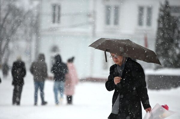 Мощный циклон "Улли" не повлиял на планы романтичных гомельских мужчин. - Sputnik Беларусь