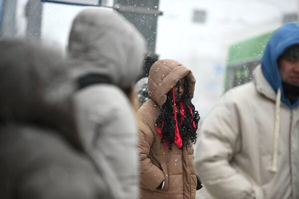 Иностранные студенты радуются обилию снега в городе. - Sputnik Беларусь