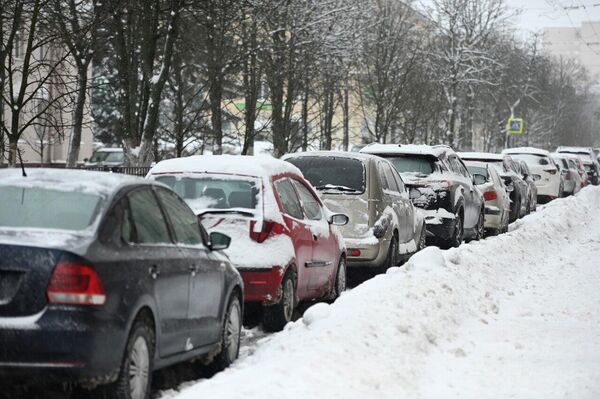 В области ГАИ введен специальный план "Погода. Снежные заносы". Сотрудники инспекции мониторят дорожную обстановку и контролируют качество уборки снега и обработку противогололедными смесями проезжей части и тротуаров. Автолюбителям рекомендуют не оставлять личный транспорт в неположенных местах, так как это мешает работе снегоуборочной техники. - Sputnik Беларусь