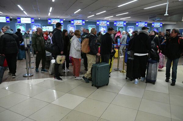 Пассажиры в Национальном аэропорту Минск - Sputnik Беларусь