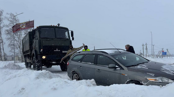 Спецтехника помогает застрявшим на дорогах автомобилистам - Sputnik Беларусь