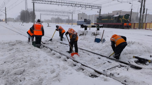 Работы по очистке железнодорожной инфраструктуры от снега  - Sputnik Беларусь