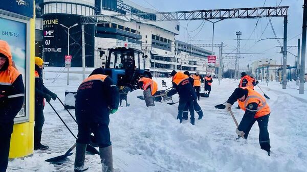 Белорусские железнодорожники убирают снег - Sputnik Беларусь