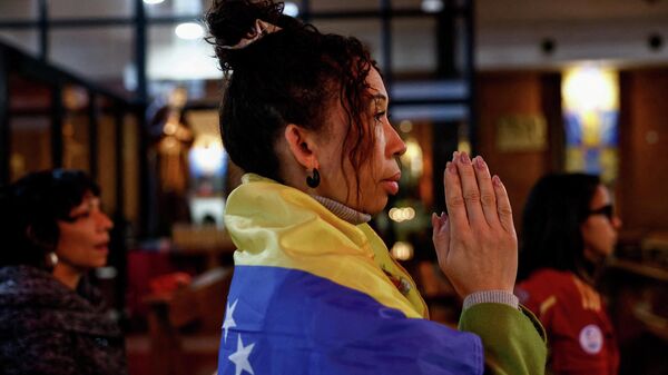 Участница акции в поддержку Венесуэлы в Риме - Sputnik Беларусь