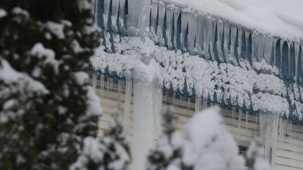 Сосульки на крыше зимой - Sputnik Беларусь