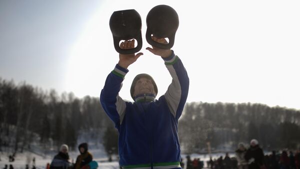 Мужчина с гирями зимой - Sputnik Беларусь