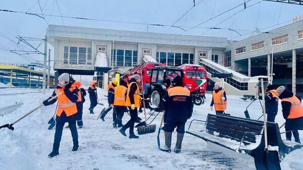 Уборка снега на вокзале в Минске - Sputnik Беларусь