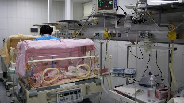 Младенец в кувезе в отделении реанимации и интенсивной терапии новорожденных - Sputnik Беларусь