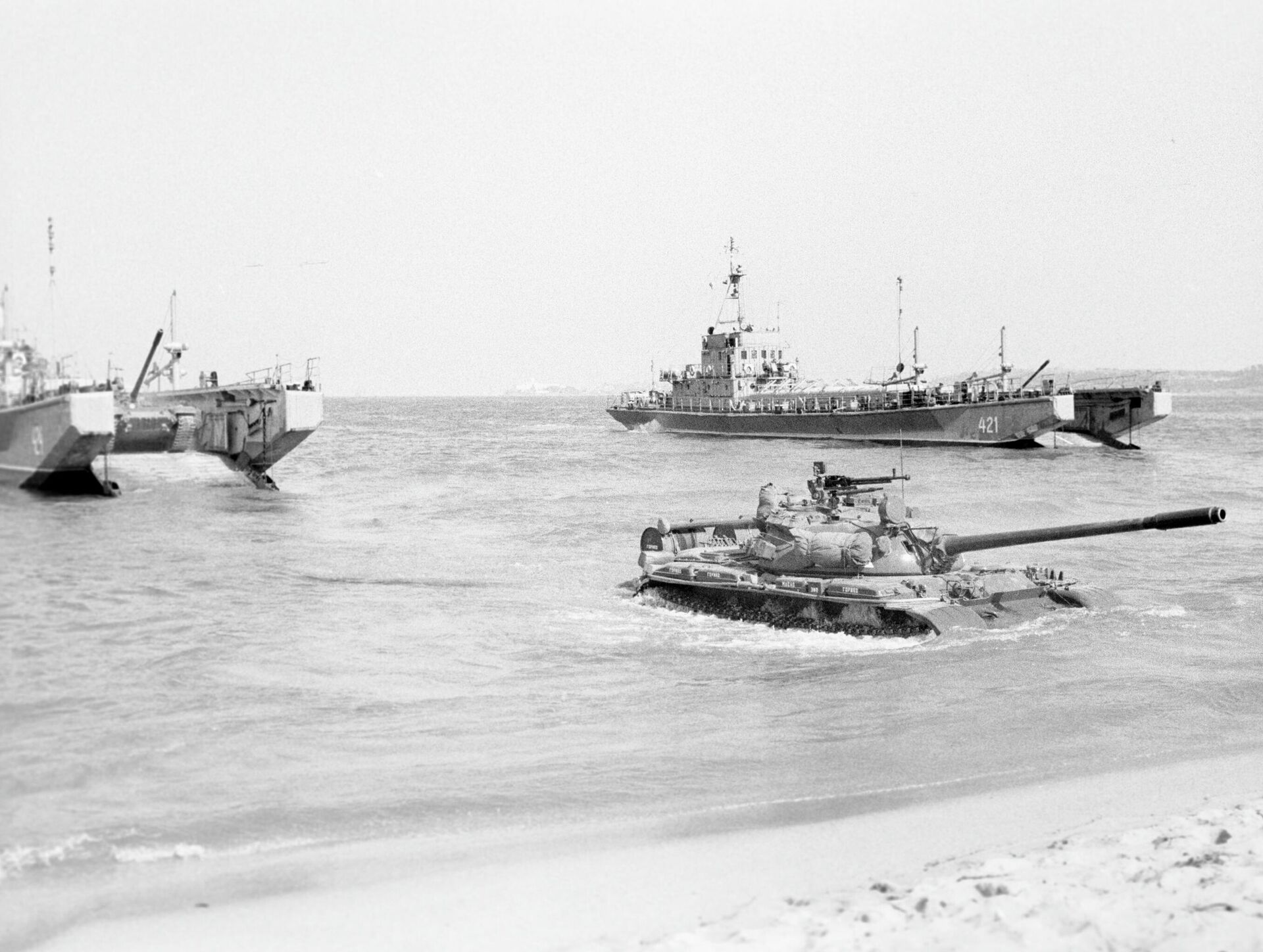 Высадка танкового десанта во время учений Щит-82 - Sputnik Беларусь, 1920, 14.01.2026