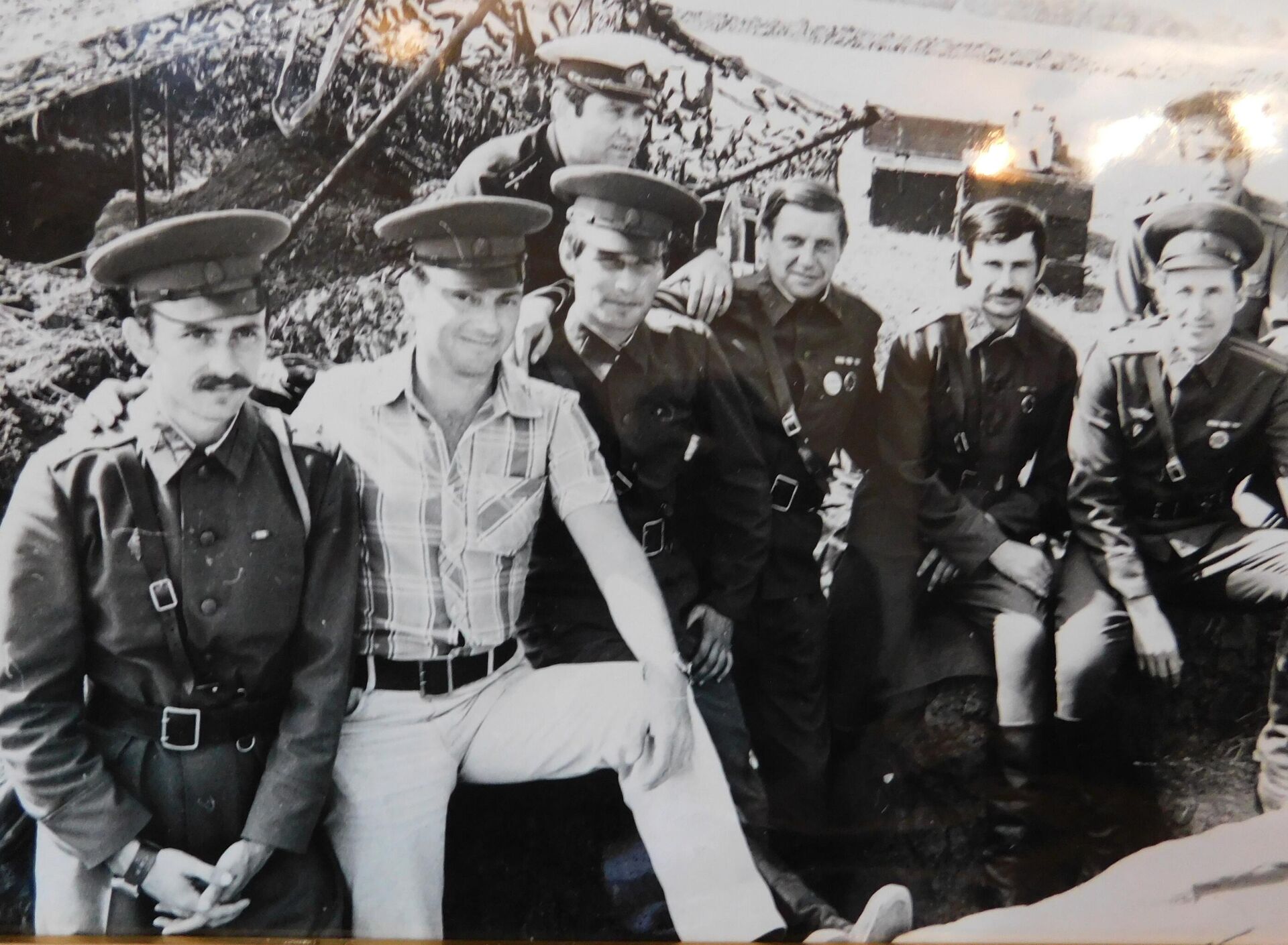 Журналист Йото Пацов из молодежной газеты Народна младеж среди советских офицеров (вверху капитан-лейтенант Цвятко Дончев) - Sputnik Беларусь, 1920, 14.01.2026