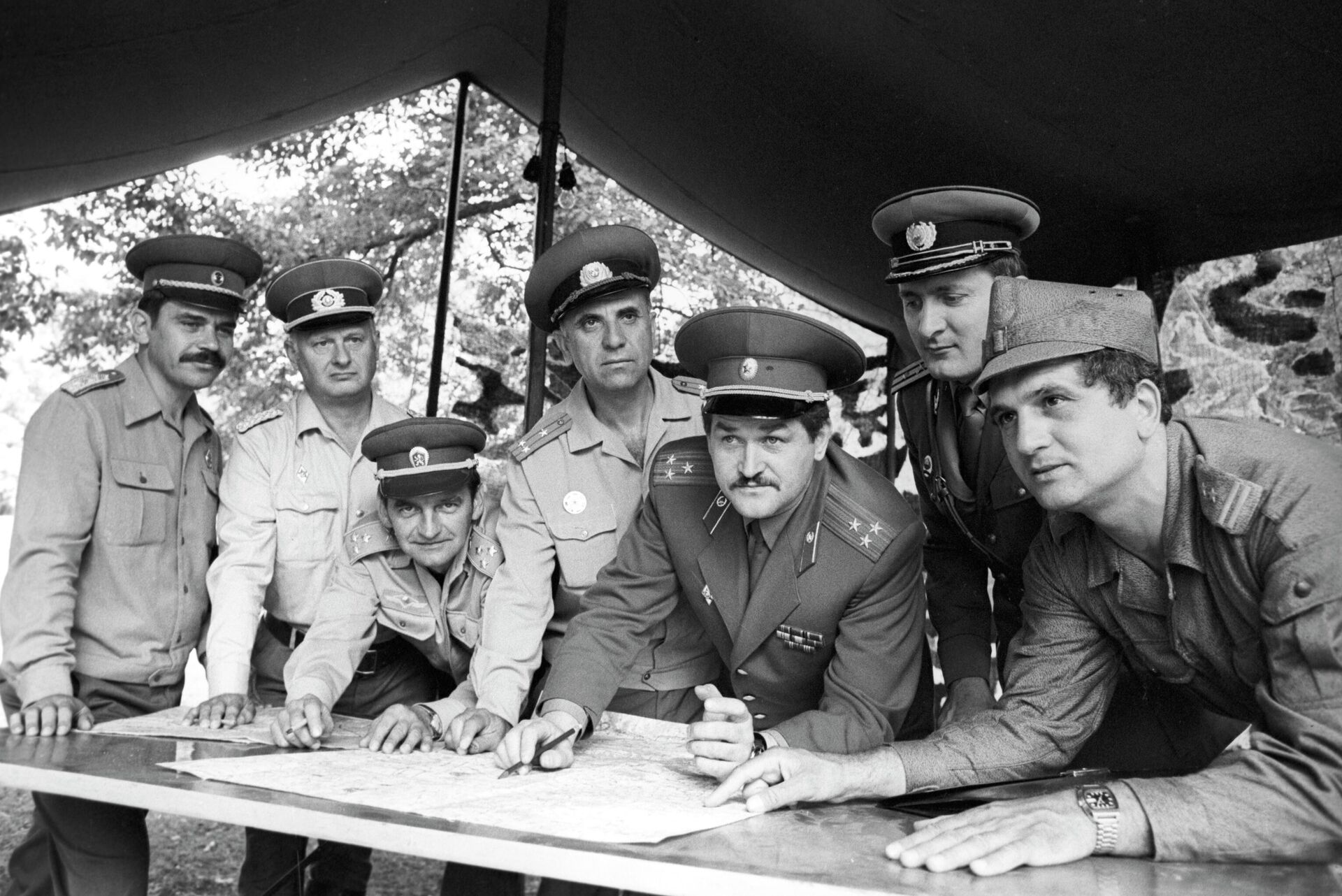 Штабные офицеры на командном пункте во время учений Щит-82 - Sputnik Беларусь, 1920, 14.01.2026