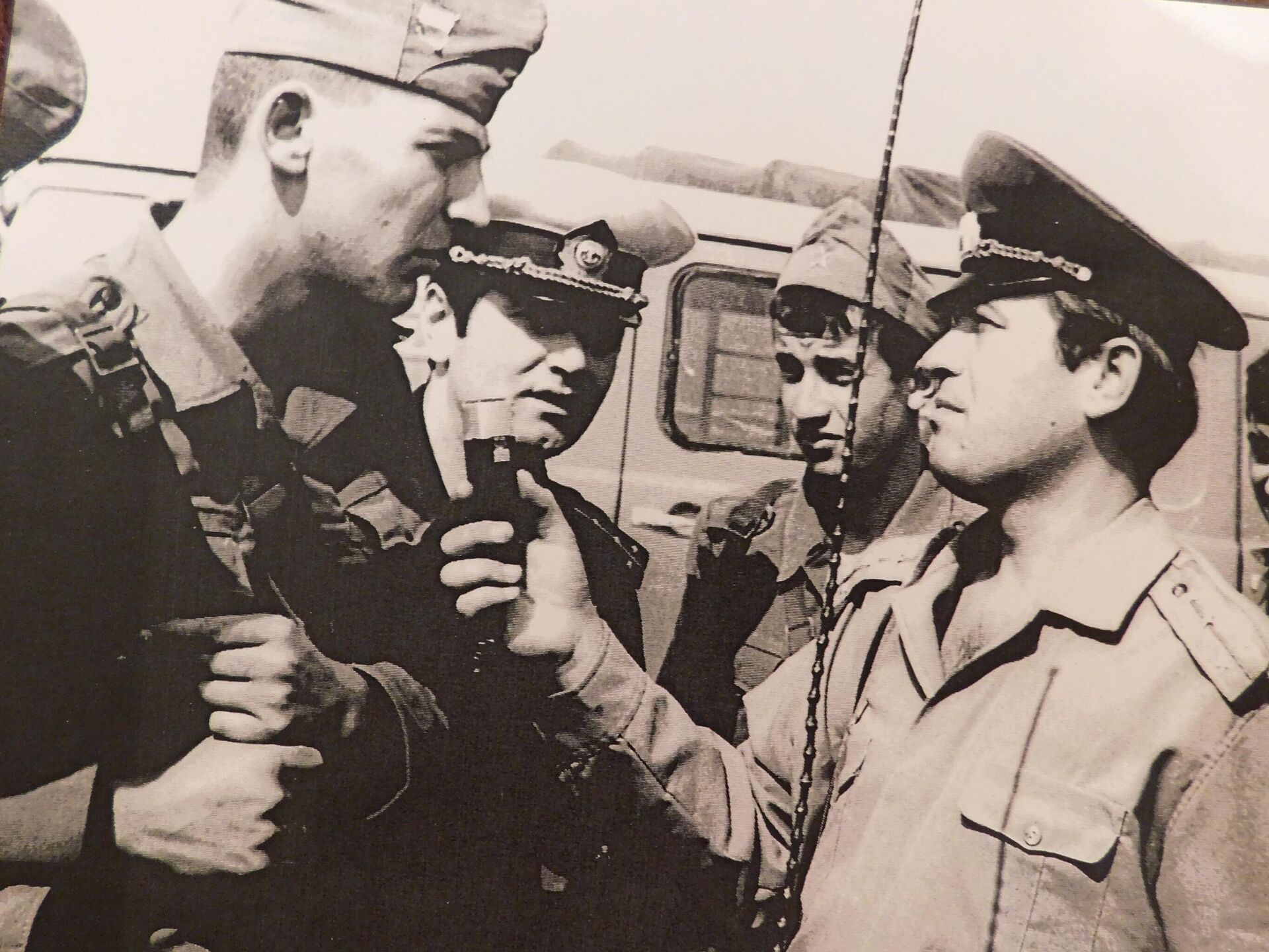 Военный журналист капитан Петър Китински берет интервью у участника учений Щит-82 (на заднем плане Цвятко Дончев) - Sputnik Беларусь, 1920, 14.01.2026