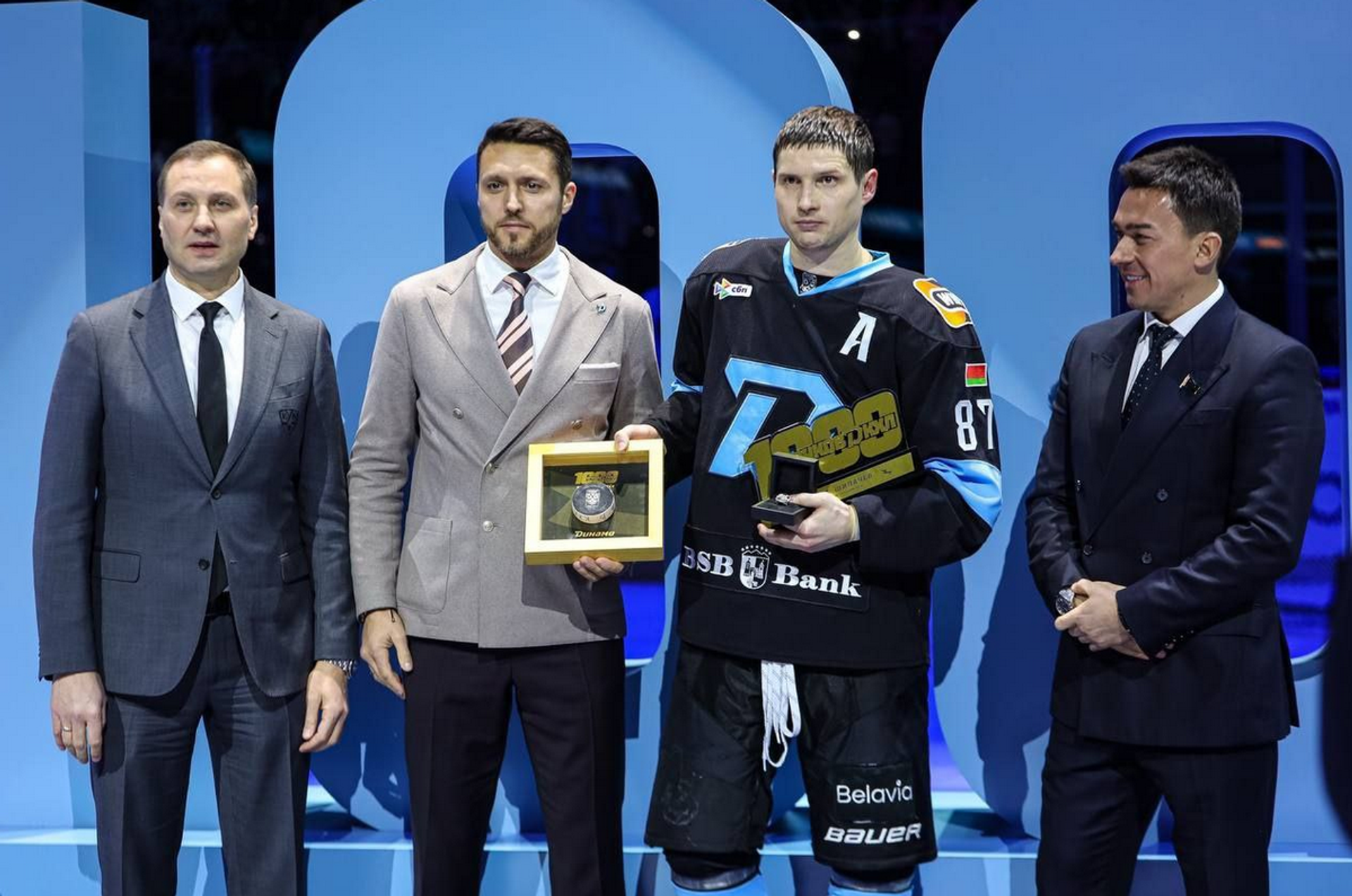 Президент КХЛ Алексей Морозов (слева - направо), генеральный директор минского Динамо Артем Каркоцкий, нападающий минского Динамо Вадим Шипачев; член Совета Республики Национального собрания Беларуси Дмитрий Басков  - Sputnik Беларусь, 1920, 14.01.2026