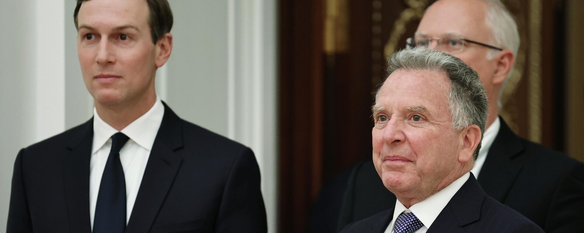 Зяць прэзідэнта ЗША Джарэд Кушнер (злева), генеральны дырэктар Расійскага фонду прамых інвестыцый (РФПІ), спецыяльны прадстаўнік прэзідэнта РФ па інвестыцыйна-эканамічным супрацоўніцтве з замежнымі краінамі Кірыл Дзмітрыеў (на другім плане) і спецпасланнік прэзідэнта ЗША Сцівен Уіткаф перад пачаткам сустрэчы - Sputnik Беларусь, 1920, 15.01.2026