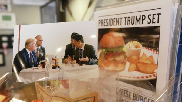 Дональд Трамп во время встречи с Синдзо Абэ в ресторане Munch's Burger Shack - Sputnik Беларусь