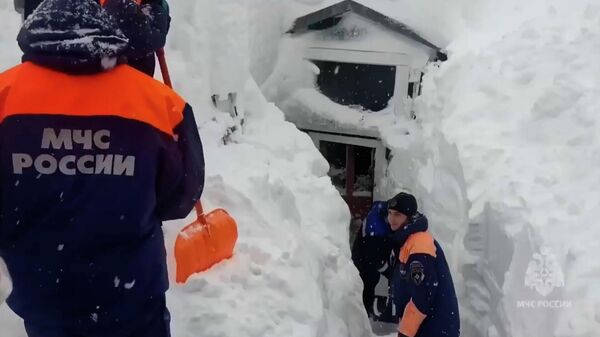 Дома на Камчатке засыпало снегом по крышу (видео) - Sputnik Беларусь