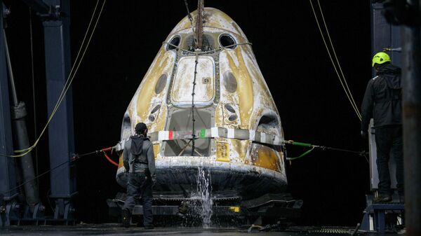 Космический корабль SpaceX Dragon Endeavour вскоре после его посадки в Тихом океане  - Sputnik Беларусь