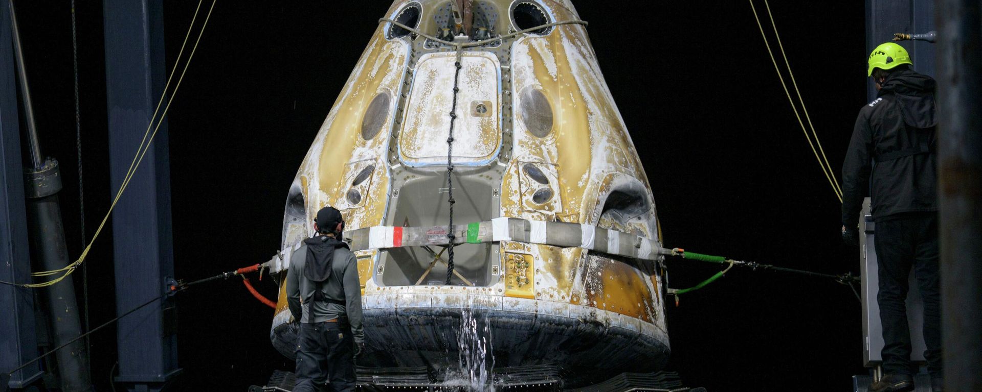 Космический корабль SpaceX Dragon Endeavour вскоре после его посадки в Тихом океане  - Sputnik Беларусь, 1920, 15.01.2026