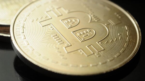 Монета криптовалюты биткойн - Sputnik Беларусь
