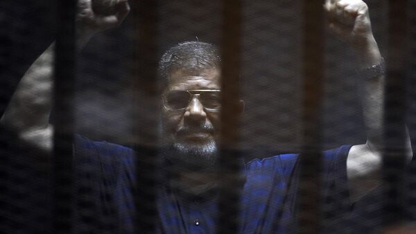 Бывший президент Египта Мохаммед Мурси во время судебного процесса в Каире, Египет, 2 июня 2015 года - Sputnik Беларусь