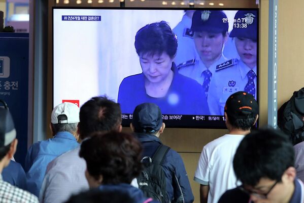 Жители Южной Кореи наблюдают за судебным процессом над еще одним экс-президентом страны (2013-2018 годы) – Пак Кын Хе. Ей были предъявлены обвинения по 18 пунктам, в том числе в коррупции и раскрытии государственной информации. Пак Кын Хе была приговорена к 25 годам лишения свободы, однако через три года была помилована. - Sputnik Беларусь