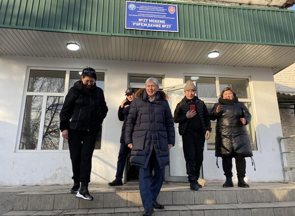 Экс-президент Кыргызстана Алмазбек Атамбаев (в центре) после освобождения из колонии, где отбывал срок по делу о незаконном освобождении криминального авторитета Азиза Батукаева. Февраль 2023 года. - Sputnik Беларусь