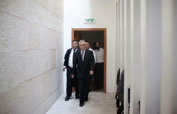 Экс-президент Израиля (2000-2007) Моше Кацав уникален в этой подборке – он отбывал срок по обвинению в двух случаях изнасилования своей подчиненной, сексуальном домогательстве и непристойном поведении. Вышел из тюрьмы на два года раньше назначенного срока. - Sputnik Беларусь