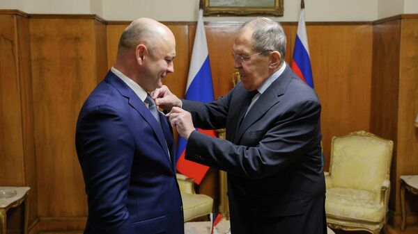 Сергей Лавров вручает награду Александру Рогожнику - Sputnik Беларусь