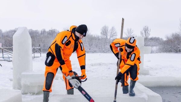 Сотрудники спасательной станции ОСВОД вырезают купель - Sputnik Беларусь