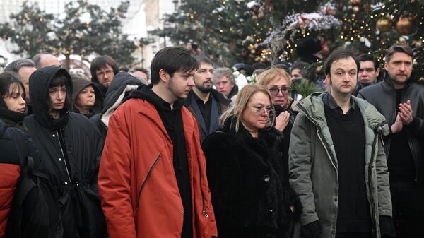 Вдова Игоря Золотовицкого, актриса Вера Харыбина с сыновьями, режиссером Александром Золотовицким (слева) и актером Алексеем Золотовицким - Sputnik Беларусь