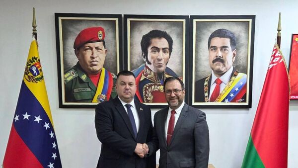 Посол Беларуси в Венесуэле Дмитрий Деревинский и глава МИД Венесуэлы Иван Эдуардо Хиль Пинто  - Sputnik Беларусь