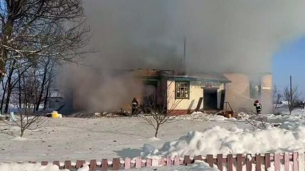 Ликвидация пожара в д. Новоселки (Калинковичский р-н, Гомельская обл.) - Sputnik Беларусь