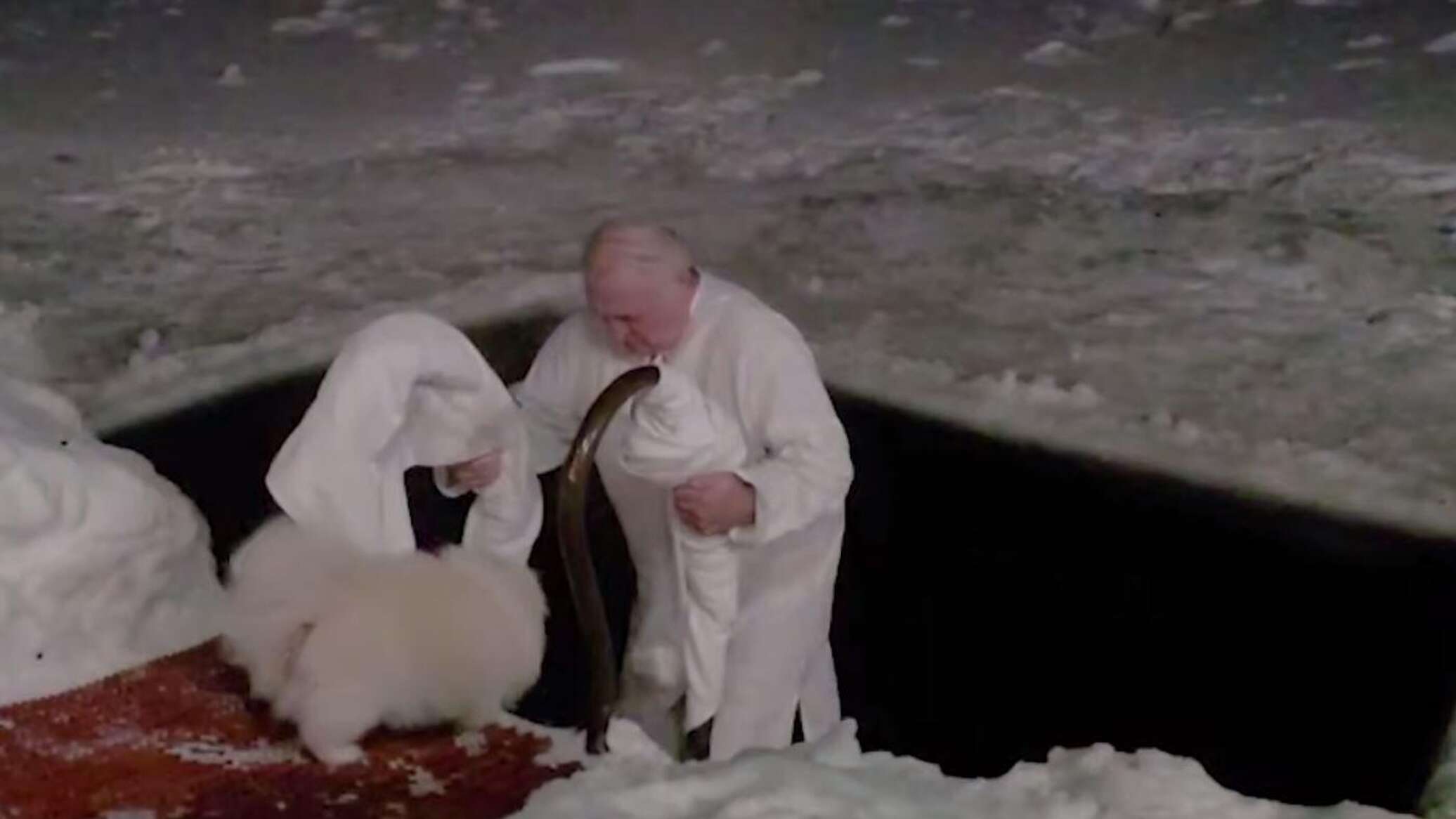 Лукашенко окунулся в прорубь на Крещенье