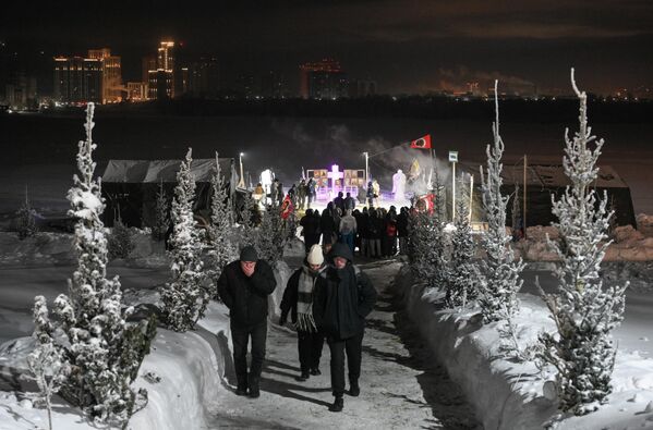 Люди около купели на реке Обь в Новосибирске. - Sputnik Беларусь