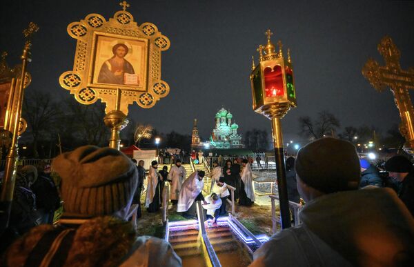 Священнослужители совершают чин освящения воды во время Крещенских купаний в Останкине - Sputnik Беларусь