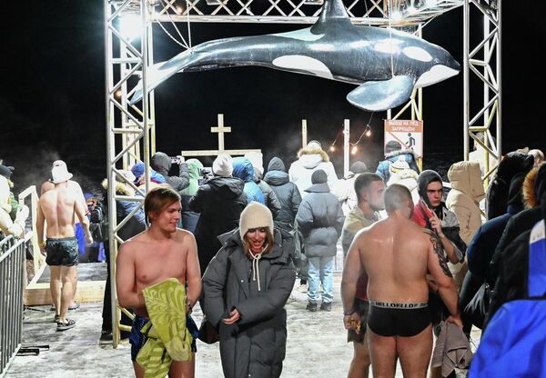 Крещенские купания в Спортивной гавани во Владивостоке - Sputnik Беларусь