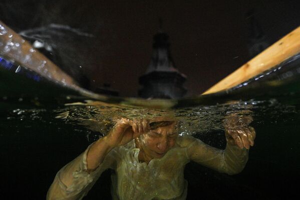 Верующий во время крещенских купаний на территории Измайловского кремля в Москве - Sputnik Беларусь