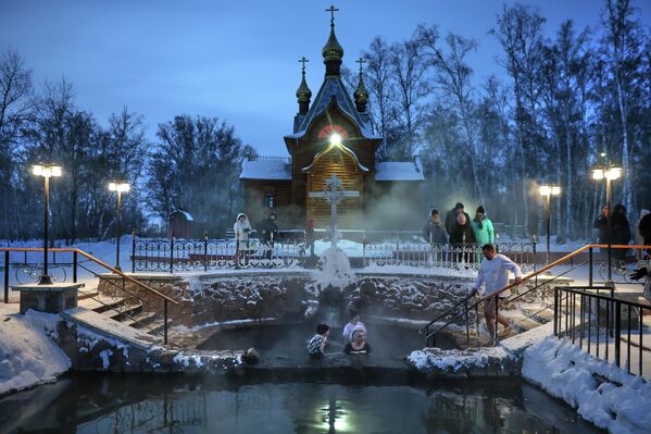 Люди купаются во время традиционного празднования Крещения Господня возле Ачаирского монастыря под Омском. - Sputnik Беларусь