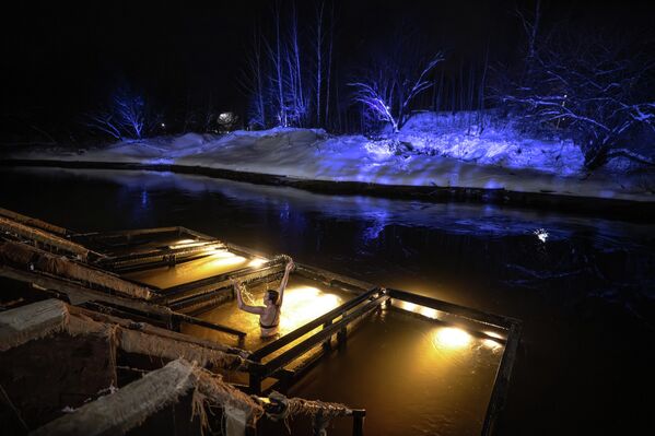 Женщина во время крещенских купаний в Московской области - Sputnik Беларусь