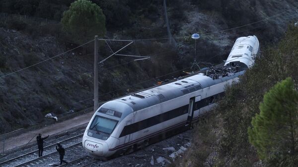 Один из поездов на месте схода с рельсов двух высокоскоростных составов в Кордове, Испания - Sputnik Беларусь