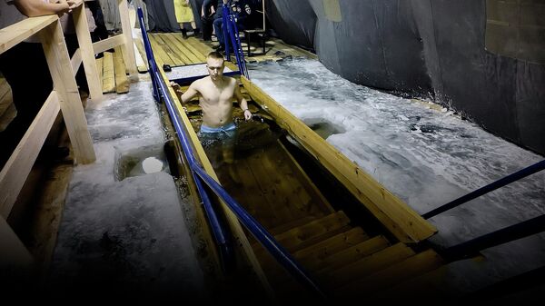 Крещенские купания в экстремальный мороз: видео из Якутии - Sputnik Беларусь