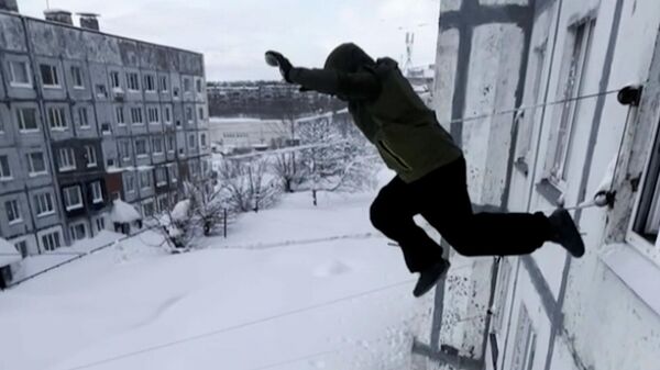 Такое лучше не повторять: прыжки в сугробы из многоэтажки (видео) - Sputnik Беларусь