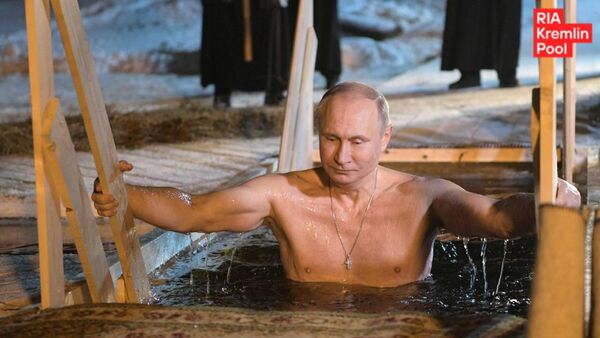 Президент России Владимир Путин окунается на Крещение - Sputnik Беларусь